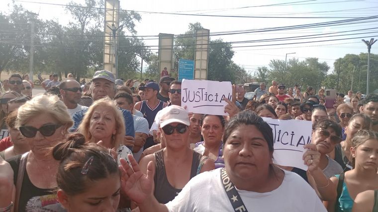 FOTO: Marchan vecinos pidiendo justicia en Malagueño