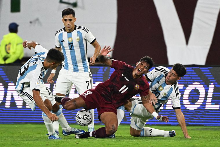 La selección sub-23 empató 2-2 con Venezuela en un final con el VAR protagonista