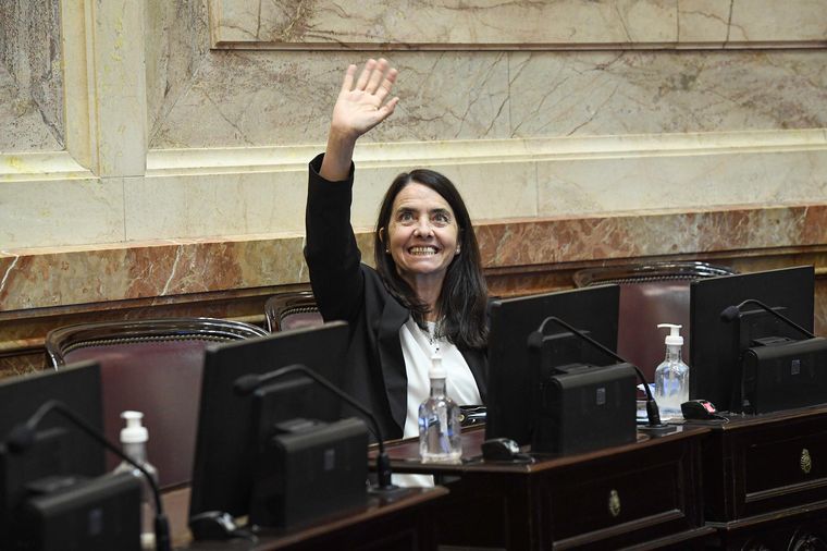 FOTO: Córdoba levanta la mano. La legisladora remarcó la función de la Región Centro.