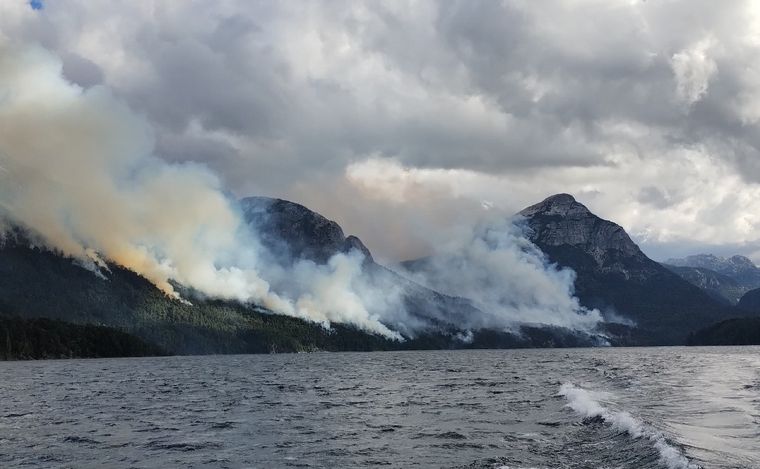 Sigue el combate del fuego en el Parque Nacional Nahuel Huapi. (Foto: gentileza)