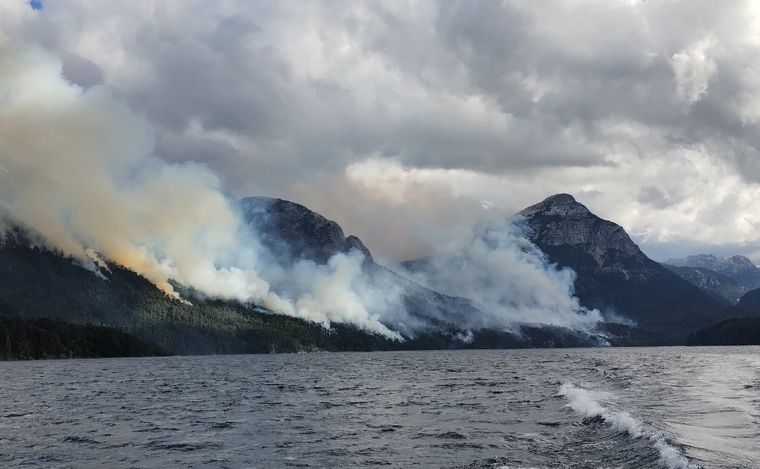 FOTO: Sigue el combate del fuego en el Parque Nacional Nahuel Huapi. (Foto: gentileza)