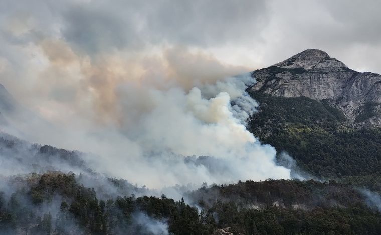 FOTO: Sigue el combate del fuego en el Parque Nacional Nahuel Huapi. (Foto: gentileza)