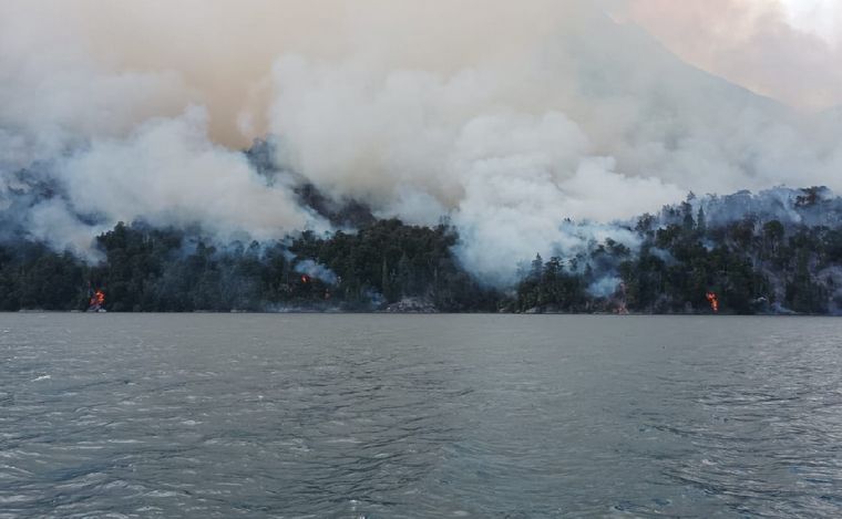 Sigue el combate del fuego en el Parque Nacional Nahuel Huapi. (Foto: gentileza)