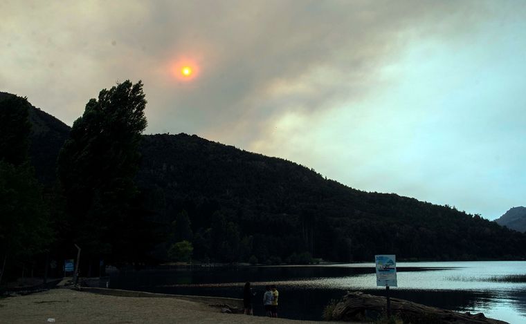Sigue el combate del fuego en el Parque Nacional Nahuel Huapi. (Foto: gentileza)