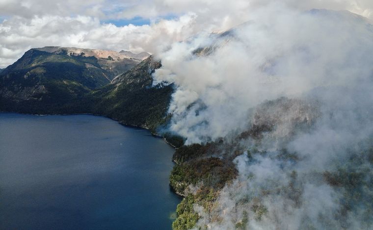 Sigue el combate del fuego en el Parque Nacional Nahuel Huapi. (Foto: gentileza)