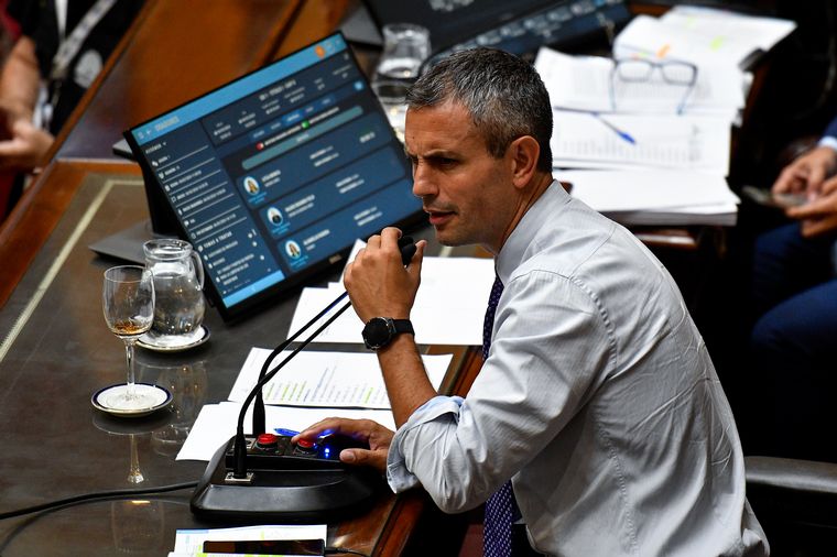 FOTO: Martín Menem, con rostro preocupado durante la votación en particular.