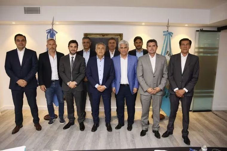 Los 10 gobernadores de Juntos por el Cambio le respondieron con dureza a Milei.