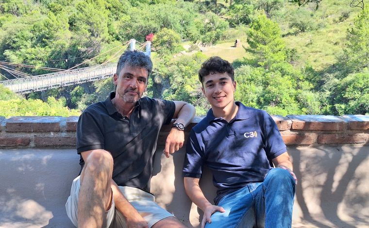 El encargado de "Portal del Tala", Javier Ferniot, junto a Agustín González.