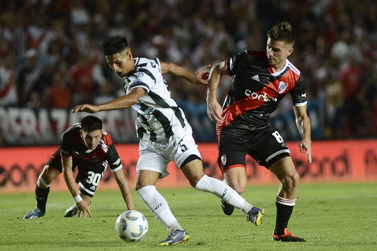 River-Excursionistas, un duelo intenso bajo un calor sofocante.