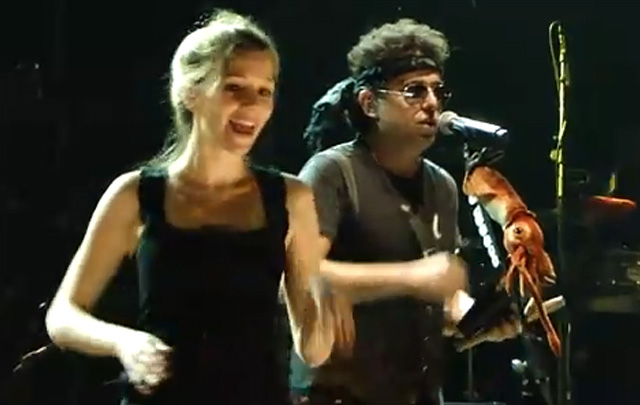 Micaela Breque baila junto al músico Andrés Calamaro
