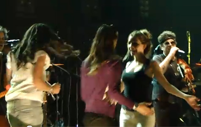 Micaela Breque baila junto al músico Andrés Calamaro