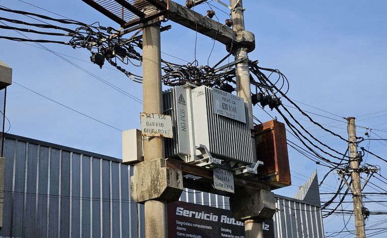 El transformador de Fragata Sarmiento y Santiago: denuncian que se prende fuego.