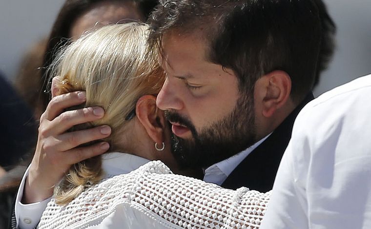 FOTO: El Presidente chileno, Gabriel Boric, y la viuda de Sebastián Piñera, Cecilia Morel.