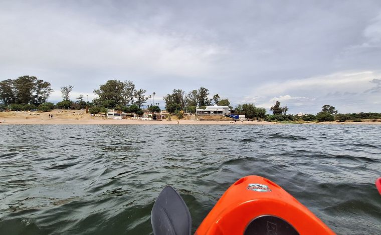 Navegar en kayak por el lago Piedras Moras, el más limpio de Córdoba.