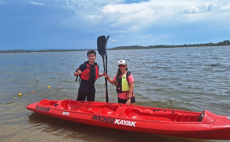 Navegar en kayak por el lago Piedras Moras, el más limpio de Córdoba.