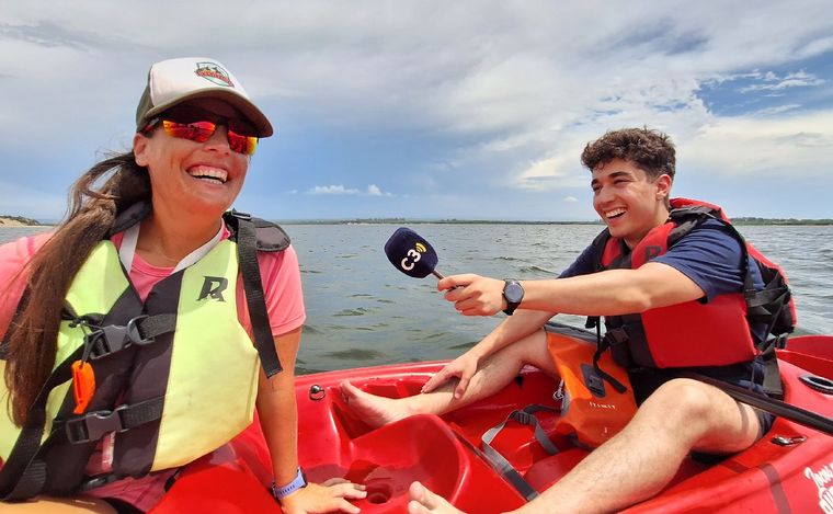 Navegar en kayak por el lago Piedras Moras, el más limpio de Córdoba.