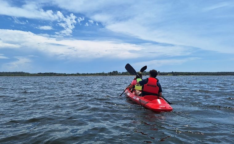 Navegar en kayak por el lago Piedras Moras, el más limpio de Córdoba.