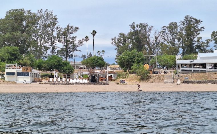 Navegar en kayak por el lago Piedras Moras, el más limpio de Córdoba.
