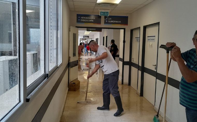 Hubo inconvenientes en el Hospital Regional por las lluvias. (Gentileza)
