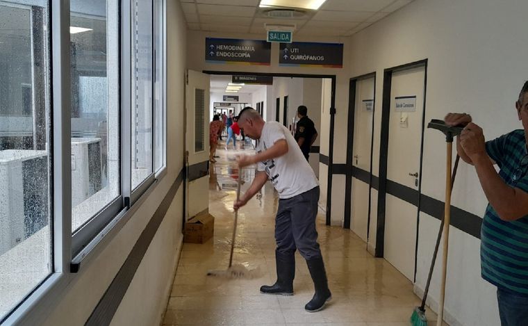 FOTO: Hubo inconvenientes en el Hospital Regional por las lluvias. (Gentileza)
