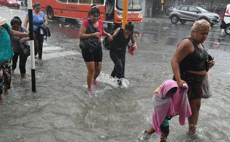 FOTO: Lluvias en Buenos Aires. (Foto: Télam)