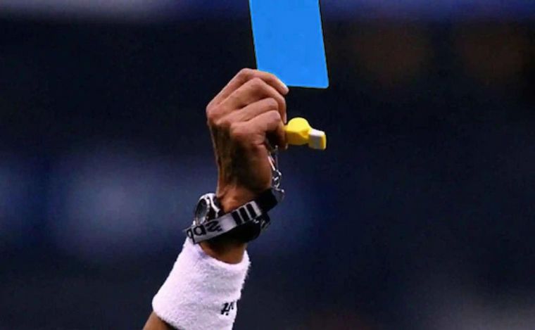 FOTO: La tarjeta azul es motivo de discusión en el ambiente del fútbol. Foto: @ElEspañol