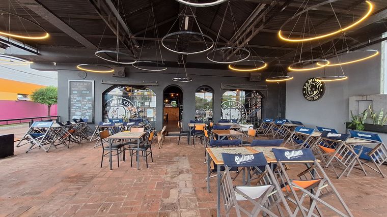 La Blonda, el alma de la noche de Embalse que invita a disfrutar sus platos