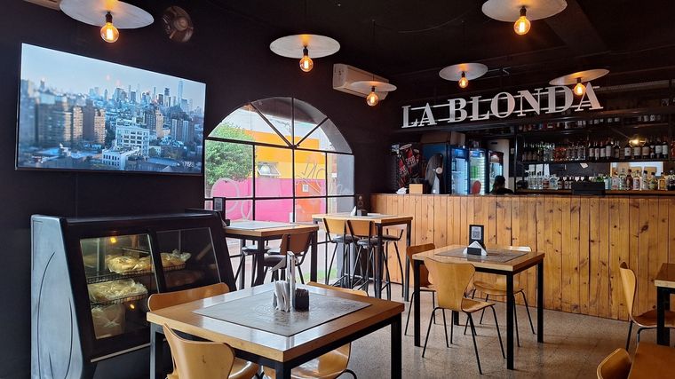 La Blonda, el alma de la noche de Embalse que invita a disfrutar sus platos