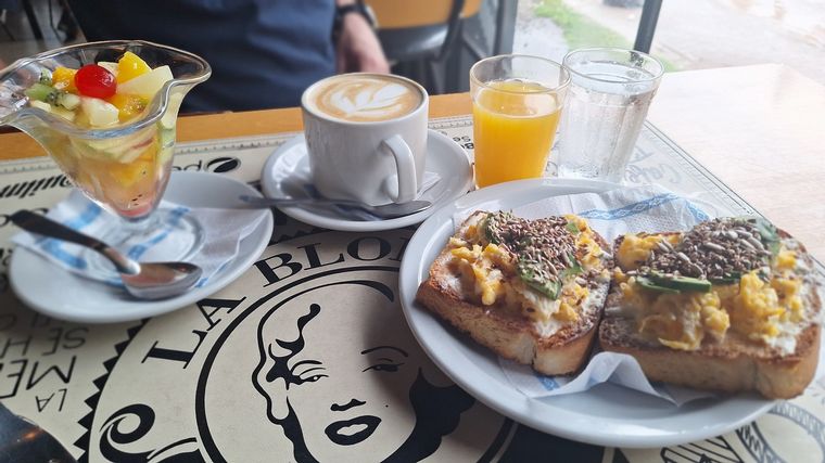 La Blonda, el alma de la noche de Embalse que invita a disfrutar sus platos