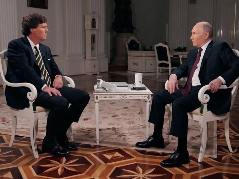 FOTO: El periodista Tucker Carlson entrevistó a Vladimir Putin.