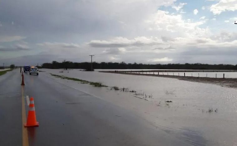 FOTO: La Para está aislada por inundaciones en la Ruta 17 tras las lluvias en Córdoba.