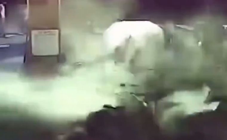 El momento de la explosión del auto con cocaína (Foto: capturapantalla).