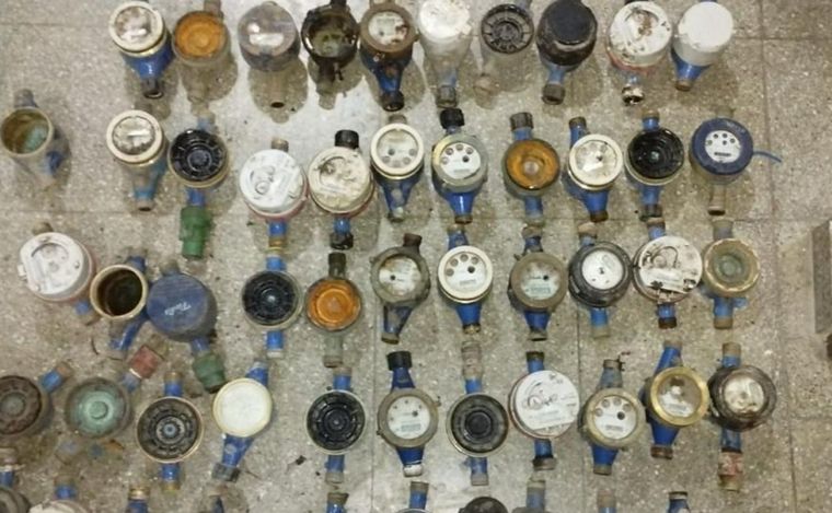 El sujeto llevaba los medidores en un bolso. 