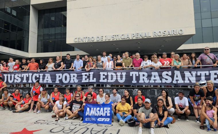 Militantes de distintas agrupaciones aguardaban por la lectura de la sentencia.
