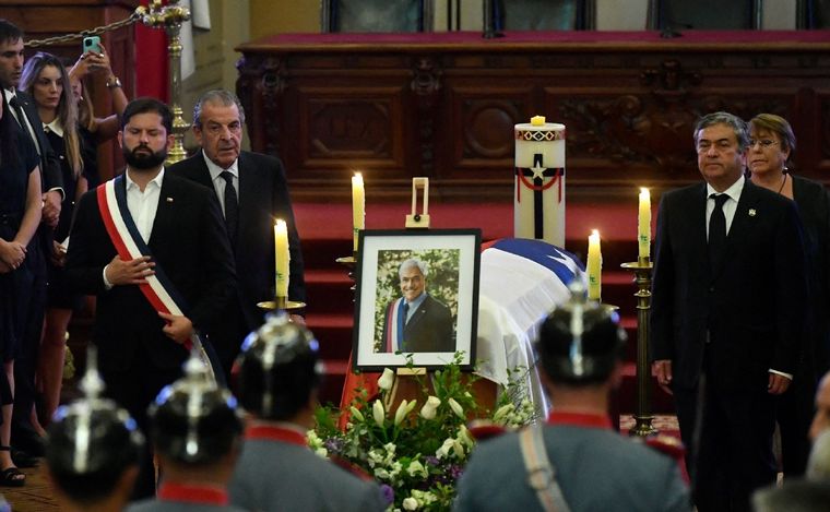 FOTO: Boric y Bachelet despidieron juntos los restos de Sebastián Piñera. (Foto: Télam)