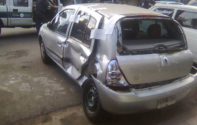 El Renault quedó dañado en su costado.