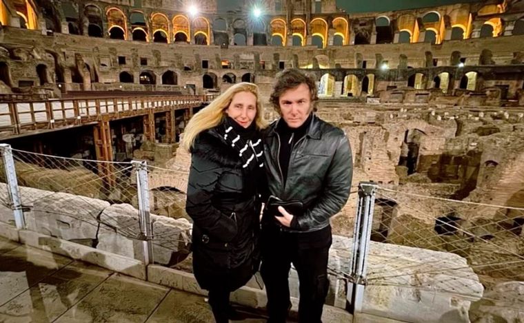 FOTO: Javier Milei con su hermana Karina Milei en el Coliseo romano. 