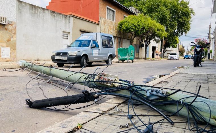 FOTO: Insólito: cayó un poste de luz y lo movieron cartoneros que se llevaron cables.
