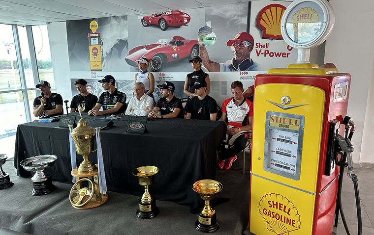 Hugo Mazzacane, presidente de la ACTC con los pilotos en la apertura del TC Pick Up.
