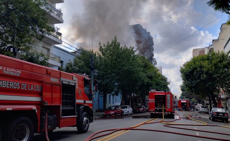 FOTO: Un voraz incendio se desató en una central de la empresa Edesur en Caballito. (NA)