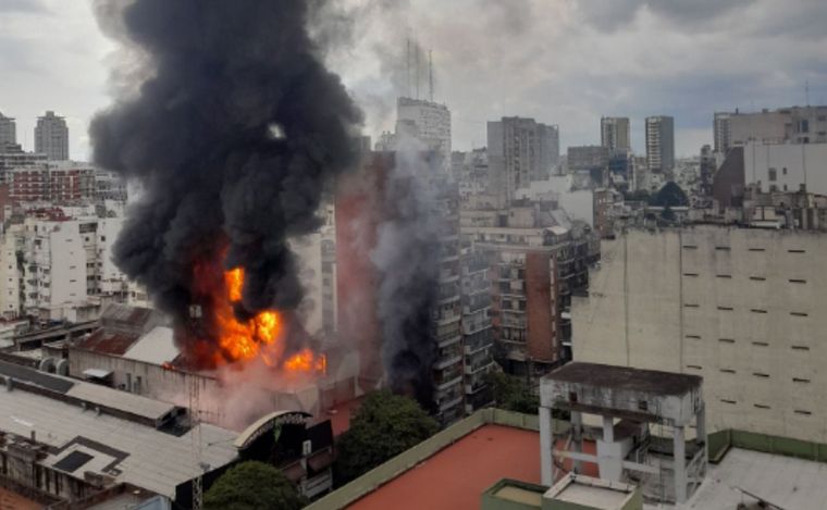 Un voraz incendio se desató en una subestación eléctrica en Caballito. (@carobdiaz)