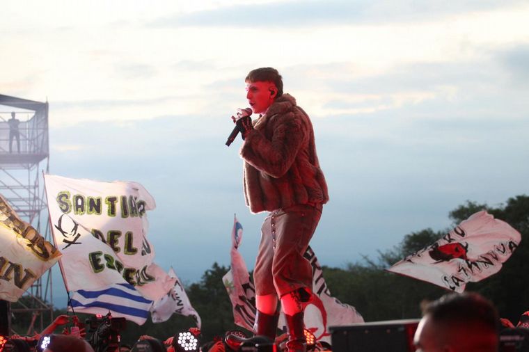 Dillom desató la locura de sus fanáticos en el Cosquín 2024.