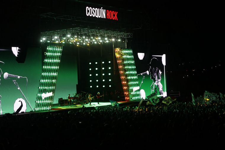 FOTO: Skay envolvió de su espíritu las sierras de Córdoba en el Cosquín Rock 2024.