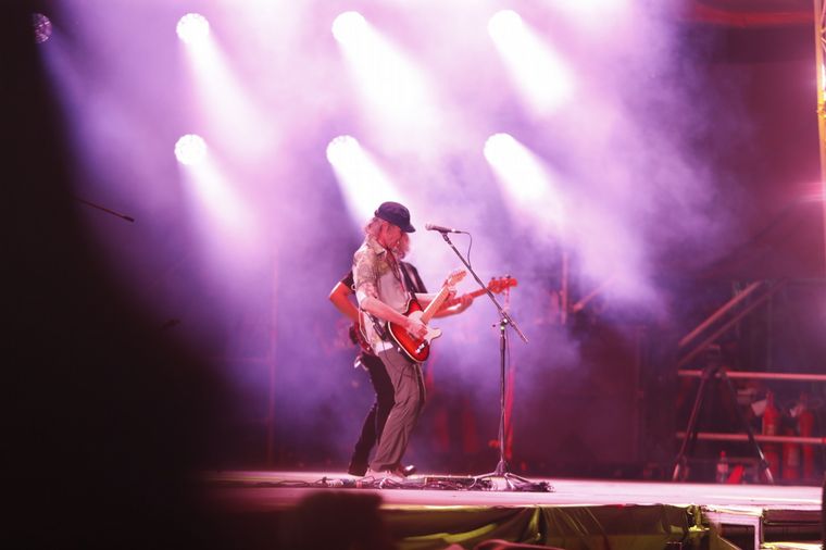 Skay envolvió de su espíritu las sierras de Córdoba en el Cosquín Rock 2024.