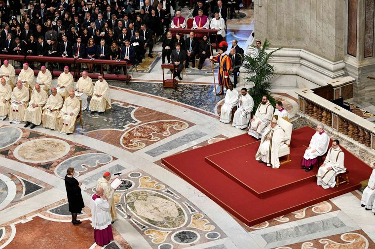 FOTO: El Papa canonizó a Mama Antula en una ceremonia que tuvo la presencia de Milei.