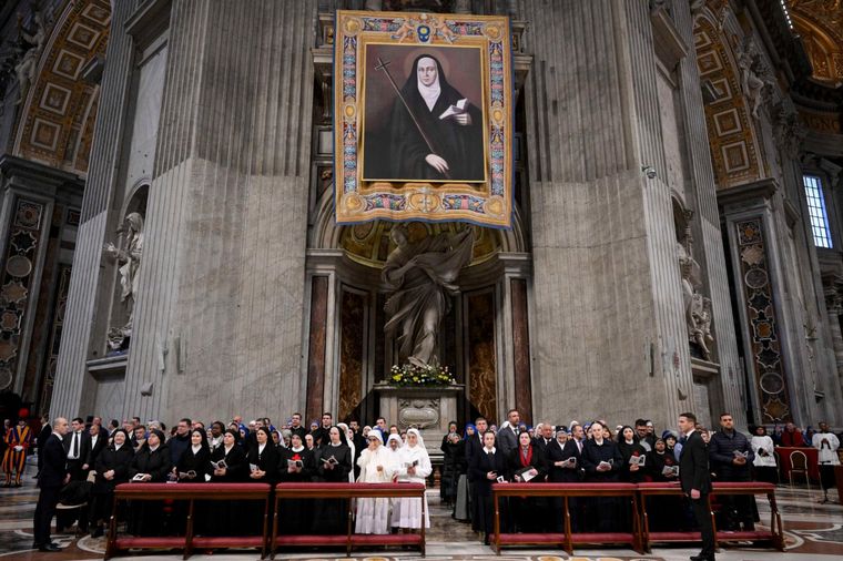 FOTO: El Papa canonizó a Mama Antula en una ceremonia que tuvo la presencia de Milei.
