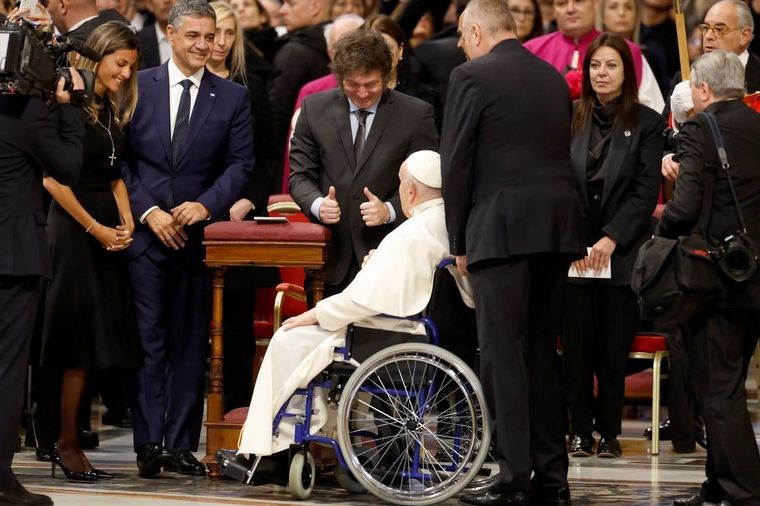 FOTO: Milei saludó al Papa Francisco en la canonización de Mama Antula.