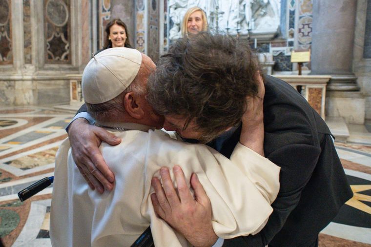 FOTO: Milei abrazó al Papa en la Basílica de San Pedro.