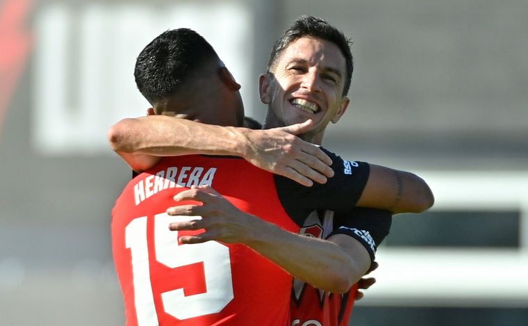 Riestra y River, en un enfrentamiento por Copa de la Liga. @RiverPlate