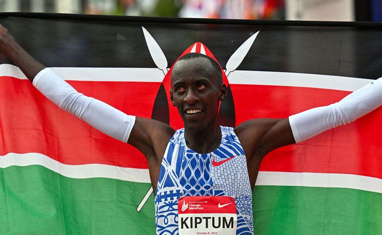 FOTO: Kelvin Kiptum había destronado a Eliud Kipchoge como plusmarquista en maratón.   